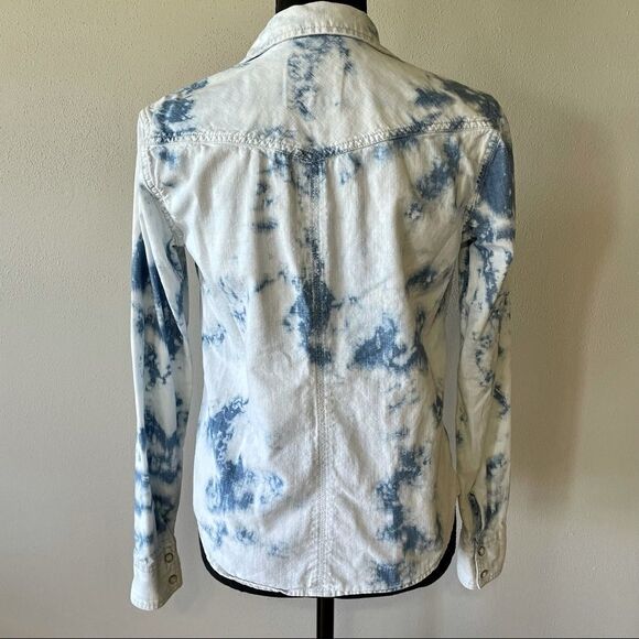 American Eagle Favorite Fit Acid Wash Button Down Shirt - Picture 4 of 11